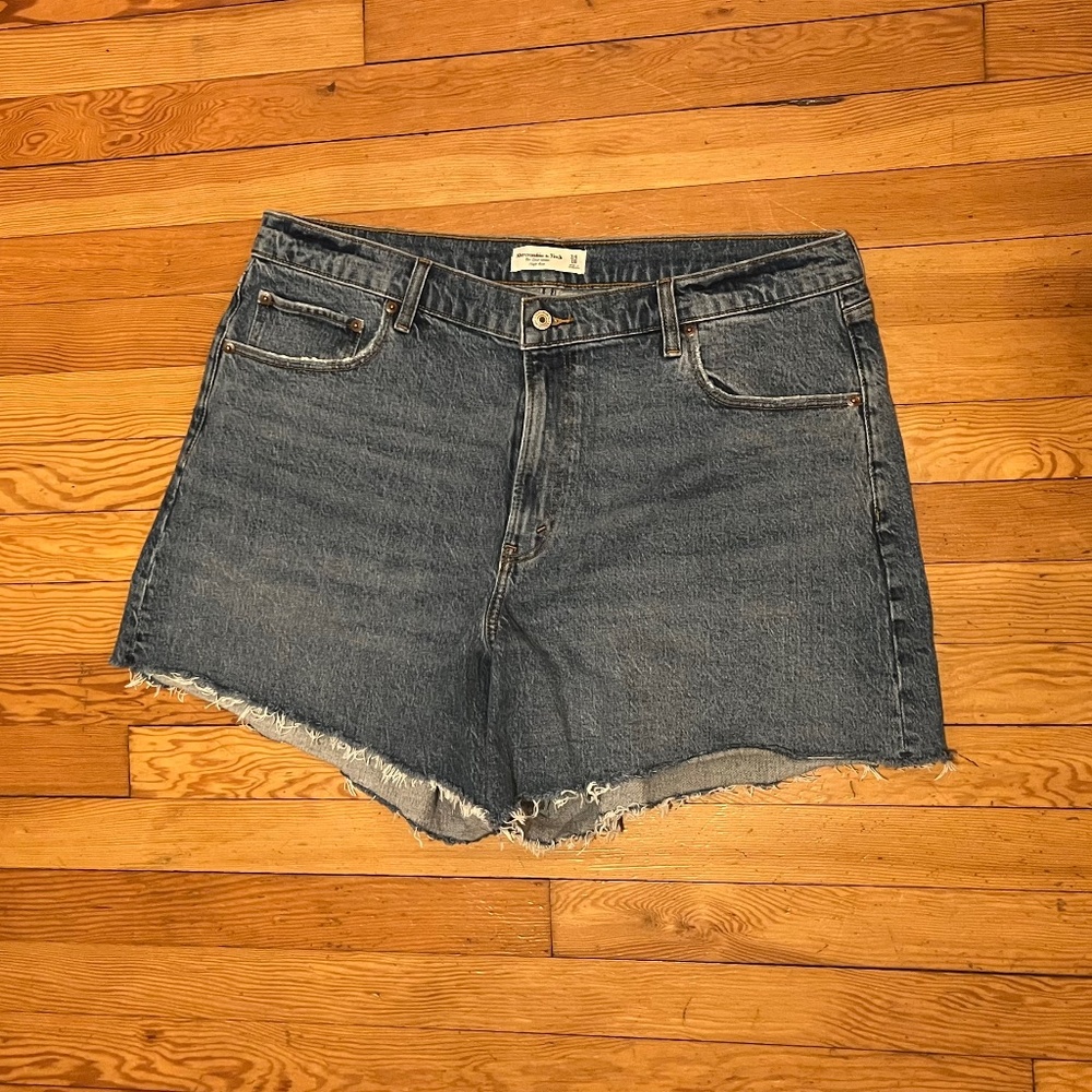 Abercrombie High Rise “the dad short” 34/18